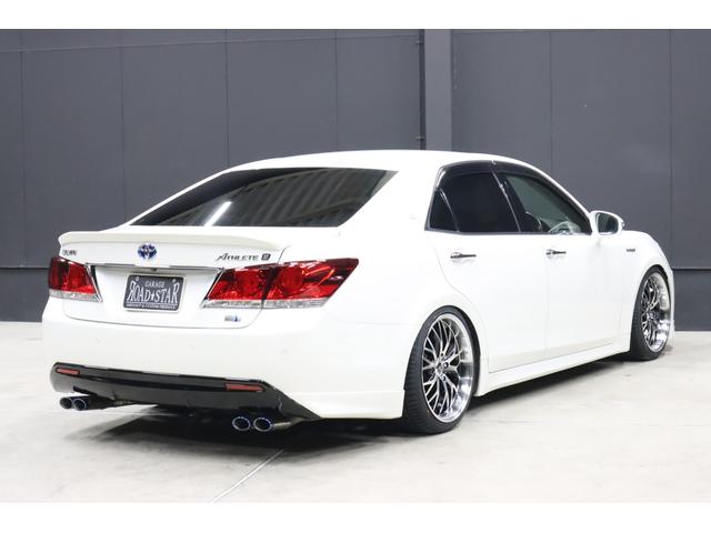 ���X�́A�قƂ�ǂ̓W���ԗ��̓h���X�A�b�v�ԁ��J�X�^���Ԃł��B�\�t�g�h���X�A�b�v����C�x���g�J�X�^���N���X�̂��Ԃ܂ŁA���L�����C���i�b�v���Ă��܂��B���A�ǉ��J�X�^��������܂��̂ł��C�y�ɂ����k�������B