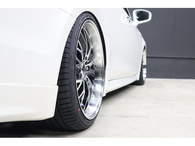 ���A����̃T�C�h���C�������Ē����Ă���܂��B���C���h�Ő[�����̂P�X�C���`�z�C�[���𑕒����Ă��܂����A�O��Ƃ��t�F���_�[����͂ݏo���������C�C�����̃N���A�����X�ŃC���T�[�g����Ă��܂��B