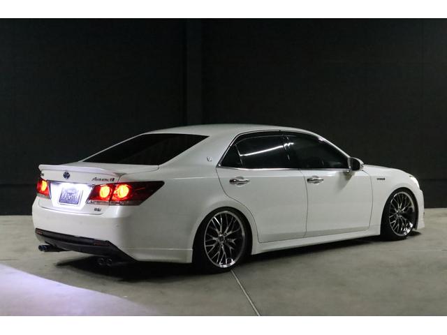 ������͖�Ԃ̎B�e�ł��B�Èł̒��Ō��z�I�ɔ��˂��Č���z���C�g�p�[���N���X�^���V���C���i�p�[���z���C�g�j�̃{�f�B�[�����܂�Ȃ��J�b�R�C�C�ł��B