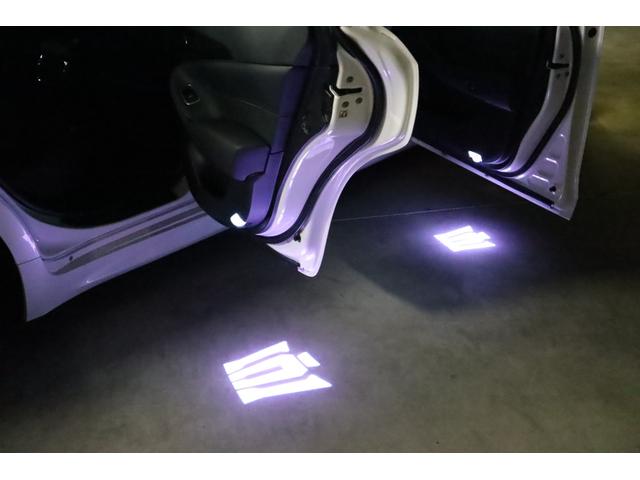 �����̒ʂ�h�A�̉��Ɍ���J�[�e�V�����v�i�������j�́A�N���E���i�����j���S�ŃI�V�����Ɍ���܂��B���������V�i�ő������Ă��܂��B