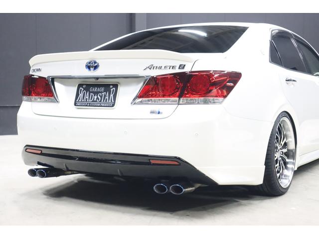 ���x�̓q�b�v���C�����h�A�b�v�ŎB�e���܂����B�ے��I�Ȃ̂̓��A�o���p�[�����̍��F�œh�蕪����ꂽ����p�f�B�t���[�U�[�p�l���ƁA���̉�����o�Ă���S�{�o���}�t���[�����܂�Ȃ��J�b�R�C�C�ł��I