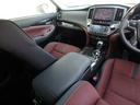 運転手席と助手席の間に有るアームレスト(ひじ掛け)は、ご覧の通りとっても大きく前席二人とも肘をおいても邪魔にならないんです。