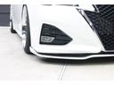 フロントバンパーの両端にある四角く見えるレンズがフォグランプです。その周りの黒いフォグランプガーニッシュが象徴的でカッコイイです。これも後期モデルの特長です。