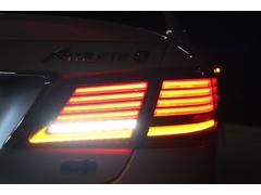 ������������������Ƥ��ޤ��������ʥ��⡼����סˤ����������֤ǡ��Хå����פ���餻�ơ������󥫡��������Ƥ�����֤Ǥ����������󥫡�����¦���鳰¦��ή��륷�����󥷥�륦���󥫡��Ǥ��� 6