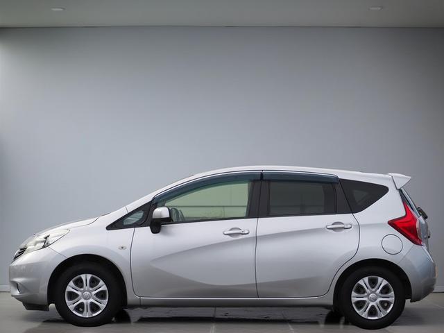 ノート Ｘ　ＴＶ　スマートキー　アイドリングストップ　電動格納ミラー　ＣＶＴ　盗難防止システム　衝突安全ボディ　ＡＢＳ　ＣＤ　ミュージックプレイヤー接続可　エアコン　パワーステアリング　パワーウィンドウ（10枚目）
