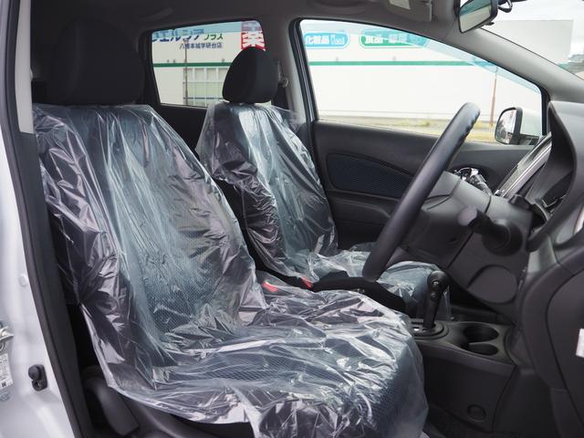 ノート Ｘ　ＴＶ　スマートキー　アイドリングストップ　電動格納ミラー　ＣＶＴ　盗難防止システム　衝突安全ボディ　ＡＢＳ　ＣＤ　ミュージックプレイヤー接続可　エアコン　パワーステアリング　パワーウィンドウ（33枚目）
