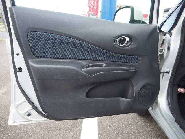 ノート Ｘ　ＴＶ　スマートキー　アイドリングストップ　電動格納ミラー　ＣＶＴ　盗難防止システム　衝突安全ボディ　ＡＢＳ　ＣＤ　ミュージックプレイヤー接続可　エアコン　パワーステアリング　パワーウィンドウ（35枚目）