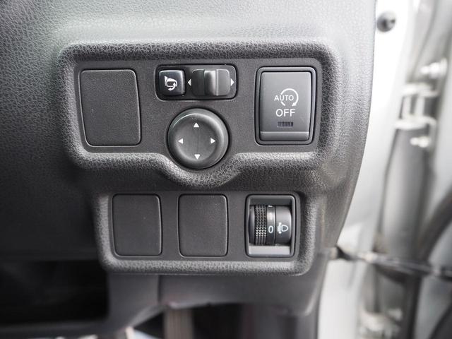 ノート Ｘ　ＴＶ　スマートキー　アイドリングストップ　電動格納ミラー　ＣＶＴ　盗難防止システム　衝突安全ボディ　ＡＢＳ　ＣＤ　ミュージックプレイヤー接続可　エアコン　パワーステアリング　パワーウィンドウ（43枚目）