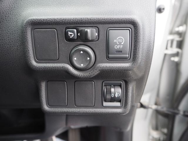 ノート Ｘ　ＴＶ　スマートキー　アイドリングストップ　電動格納ミラー　ＣＶＴ　盗難防止システム　衝突安全ボディ　ＡＢＳ　ＣＤ　ミュージックプレイヤー接続可　エアコン　パワーステアリング　パワーウィンドウ（50枚目）
