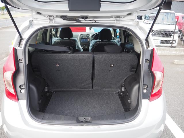 ノート Ｘ　ＴＶ　スマートキー　アイドリングストップ　電動格納ミラー　ＣＶＴ　盗難防止システム　衝突安全ボディ　ＡＢＳ　ＣＤ　ミュージックプレイヤー接続可　エアコン　パワーステアリング　パワーウィンドウ（61枚目）