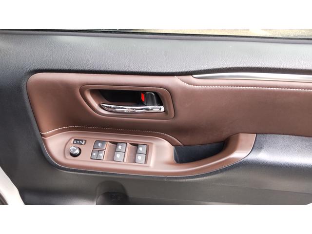 エスクァイア ハイブリッドＧｉ　ＥＴＣ　ナビ　ＴＶ　オートクルーズコントロール　両側電動スライドドア　オートライト　ＬＥＤヘッドランプ　スマートキー　電動格納ミラー　シートヒーター　後席モニター　３列シート　ウォークスルー　ＣＶＴ（10枚目）