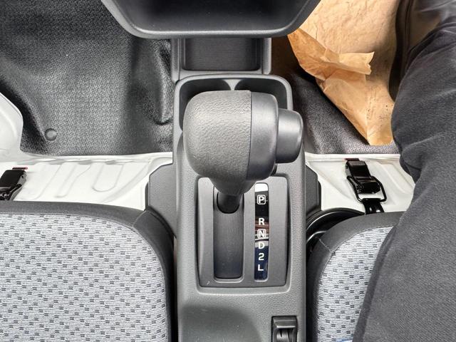 キャリイトラック 　ＡＴ　クリアランスソナー　オートライト　ＥＳＣ　エアコン　パワーステアリング　パワーウィンドウ　運転席エアバッグ　助手席エアバッグ　記録簿（64枚目）