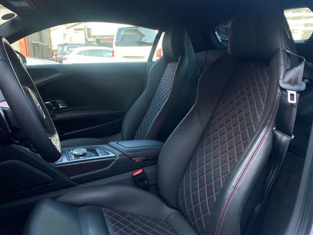 r8 seats