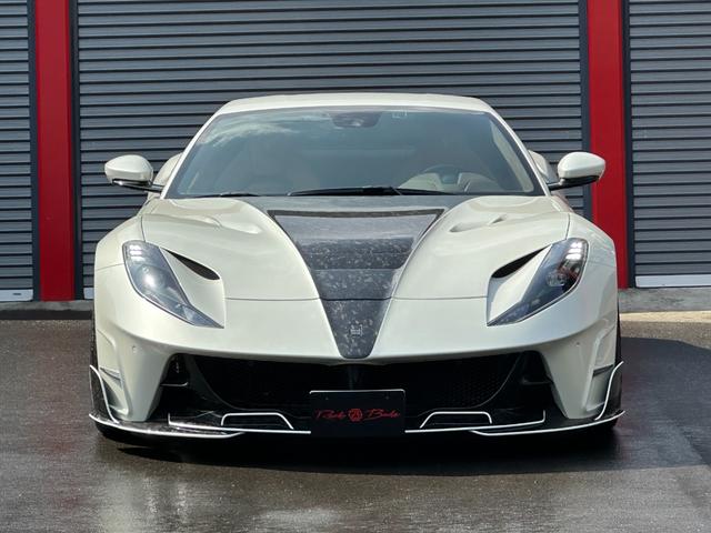 ８１２スーパーファスト ベースグレード　ＭＡＮＳＯＲＹ　ＳＴＡＬＬＯＮＥ　ビアンコイタリア　ブリリアントマフラー　ＡＤＶ．１トラックスペック２１／２２ＡＷ　ＮＯＶＩＴＥＣスポーツスプリング　カーボンＬＥＤステア　カーボンインテリア（3枚目）