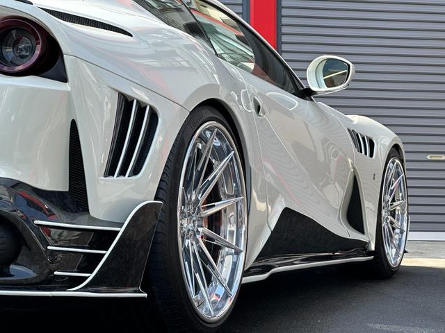 ８１２スーパーファスト ベースグレード　ＭＡＮＳＯＲＹ　ＳＴＡＬＬＯＮＥ　ビアンコイタリア　ブリリアントマフラー　ＡＤＶ．１トラックスペック２１／２２ＡＷ　ＮＯＶＩＴＥＣスポーツスプリング　カーボンＬＥＤステア　カーボンインテリア（40枚目）