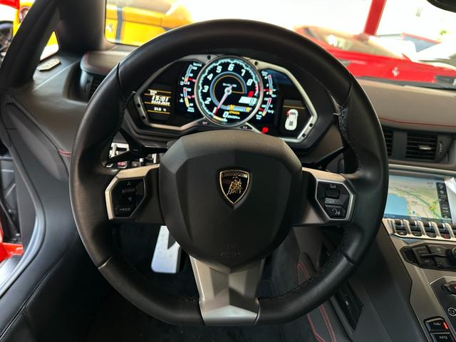 ＬＰ７００－４　ディーラー車　左ハンドル　パワークラフトマフラー　ガラスエンジンフード　Ｔ型カーボンエンジンカバー　フロントリフト　イエロースプリング　鍛造２０／２１ｉｎＡＷ　イエローキャリパー　パークセンサー　黒革(23枚目)