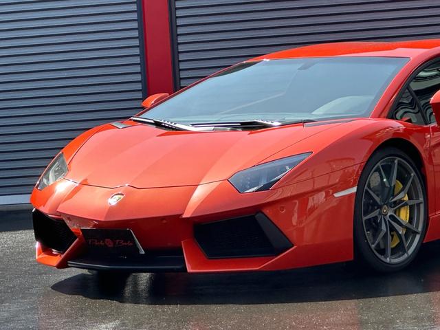 アヴェンタドール ＬＰ７００－４　ディーラー車　左ハンドル　パワークラフトマフラー　ガラスエンジンフード　Ｔ型カーボンエンジンカバー　フロントリフト　イエロースプリング　鍛造２０／２１ｉｎＡＷ　イエローキャリパー　パークセンサー　黒革（34枚目）