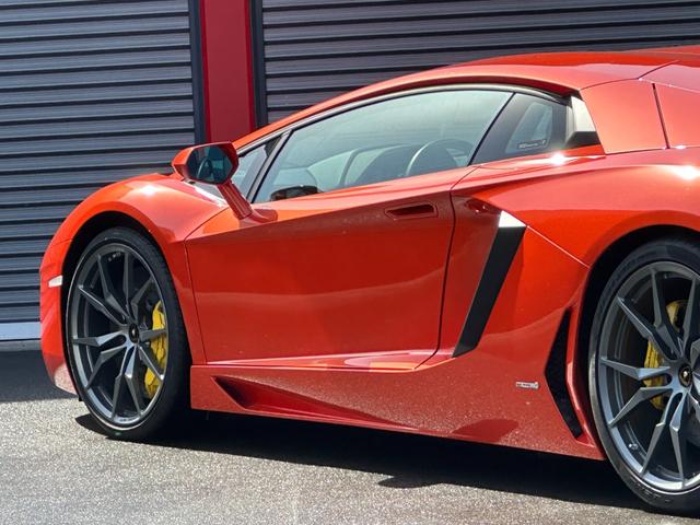 アヴェンタドール ＬＰ７００－４　ディーラー車　左ハンドル　パワークラフトマフラー　ガラスエンジンフード　Ｔ型カーボンエンジンカバー　フロントリフト　イエロースプリング　鍛造２０／２１ｉｎＡＷ　イエローキャリパー　パークセンサー　黒革（36枚目）