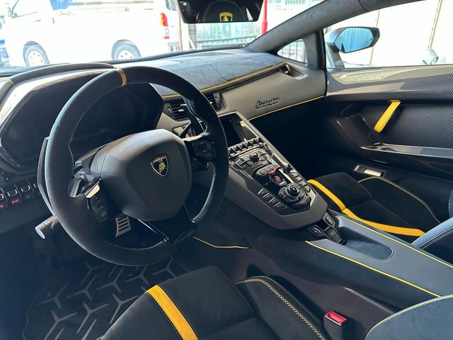 アヴェンタドール 　ＳＶＪ　ノビテックカーボンボンネット　リープデザインカーボンサイドステップ　ＡＤＶ．１ホイール　ブリリアントマフラー　電動カーボンシート　カーボンＥ／Ｇ　プロテクションフィルム　プロコンカーボンパドル（15枚目）