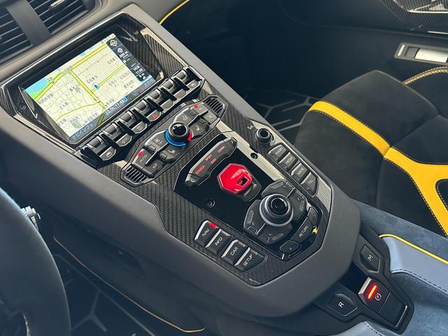アヴェンタドール 　ＳＶＪ　ノビテックカーボンボンネット　リープデザインカーボンサイドステップ　ＡＤＶ．１ホイール　ブリリアントマフラー　電動カーボンシート　カーボンＥ／Ｇ　プロテクションフィルム　プロコンカーボンパドル（17枚目）