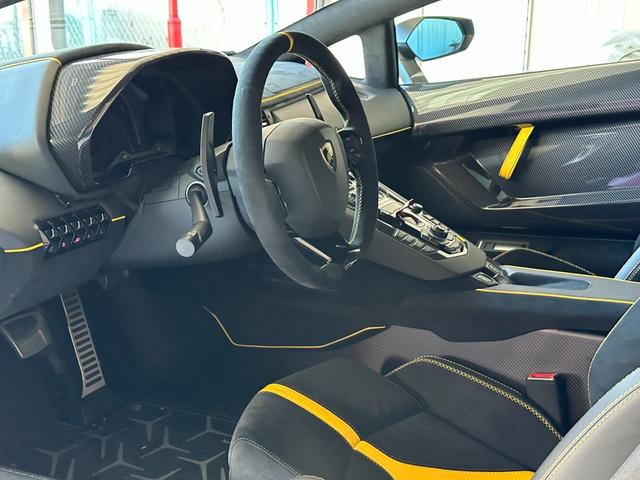 アヴェンタドール 　ＳＶＪ　ノビテックカーボンボンネット　リープデザインカーボンサイドステップ　ＡＤＶ．１ホイール　ブリリアントマフラー　電動カーボンシート　カーボンＥ／Ｇ　プロテクションフィルム　プロコンカーボンパドル（30枚目）