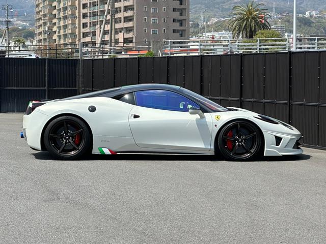 ４５８イタリア 　ディーラー車　左Ｈ　カーボンエクステリア＆インテリア　デイトナスタイルシート　電動シート　カーボンＬＥＤステア　ブリリアントマフラー　フロントリフト　ＪＢＬ　アルカンターラルーフライナー　社外エアロ（9枚目）