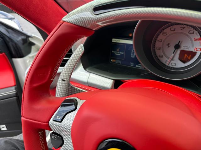 ４５８イタリア 　ディーラー車　左Ｈ　カーボンエクステリア＆インテリア　デイトナスタイルシート　電動シート　カーボンＬＥＤステア　ブリリアントマフラー　フロントリフト　ＪＢＬ　アルカンターラルーフライナー　社外エアロ（20枚目）