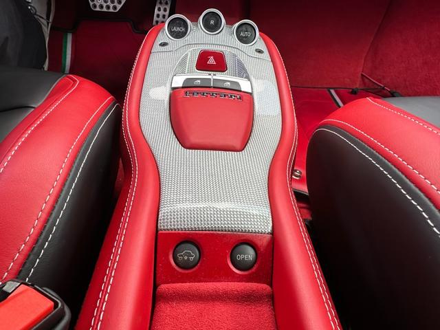 ４５８イタリア 　ディーラー車　左Ｈ　カーボンエクステリア＆インテリア　デイトナスタイルシート　電動シート　カーボンＬＥＤステア　ブリリアントマフラー　フロントリフト　ＪＢＬ　アルカンターラルーフライナー　社外エアロ（26枚目）