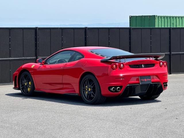 Ｆ４３０ Ｆ１　Ｄ車　左Ｈ　社外カーボンエアロ（Ｆ＆Ｓ＆Ｒ＆リアウイング）　カーボンインテリア　黒革　レッドステッチ　社外ナビＴＶ　Ｂカメラ　ＥＴＣ　１９ｉｎＡＷ　イエローキャリパー　スクーデリアフェラーリシールド（5枚目）