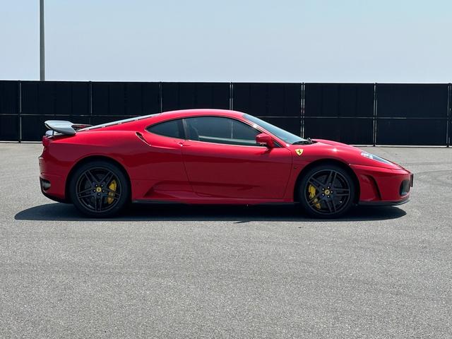Ｆ４３０ Ｆ１　Ｄ車　左Ｈ　社外カーボンエアロ（Ｆ＆Ｓ＆Ｒ＆リアウイング）　カーボンインテリア　黒革　レッドステッチ　社外ナビＴＶ　Ｂカメラ　ＥＴＣ　１９ｉｎＡＷ　イエローキャリパー　スクーデリアフェラーリシールド（9枚目）