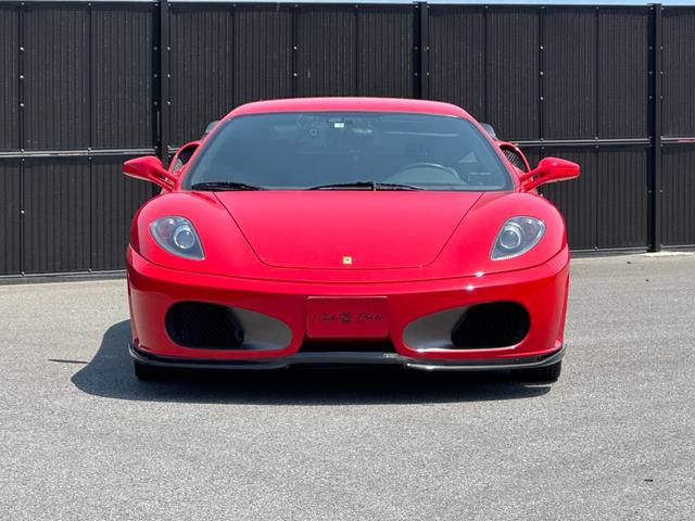 Ｆ４３０ Ｆ１　Ｄ車　左Ｈ　社外カーボンエアロ（Ｆ＆Ｓ＆Ｒ＆リアウイング）　カーボンインテリア　黒革　レッドステッチ　社外ナビＴＶ　Ｂカメラ　ＥＴＣ　１９ｉｎＡＷ　イエローキャリパー　スクーデリアフェラーリシールド（12枚目）