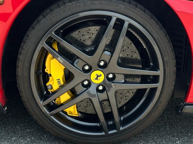 Ｆ４３０ Ｆ１　Ｄ車　左Ｈ　社外カーボンエアロ（Ｆ＆Ｓ＆Ｒ＆リアウイング）　カーボンインテリア　黒革　レッドステッチ　社外ナビＴＶ　Ｂカメラ　ＥＴＣ　１９ｉｎＡＷ　イエローキャリパー　スクーデリアフェラーリシールド（14枚目）