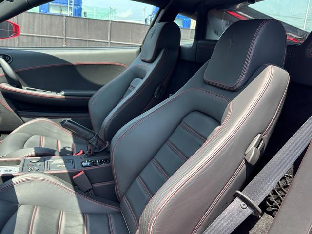 Ｆ４３０ Ｆ１　Ｄ車　左Ｈ　社外カーボンエアロ（Ｆ＆Ｓ＆Ｒ＆リアウイング）　カーボンインテリア　黒革　レッドステッチ　社外ナビＴＶ　Ｂカメラ　ＥＴＣ　１９ｉｎＡＷ　イエローキャリパー　スクーデリアフェラーリシールド（17枚目）