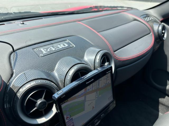 Ｆ４３０ Ｆ１　Ｄ車　左Ｈ　社外カーボンエアロ（Ｆ＆Ｓ＆Ｒ＆リアウイング）　カーボンインテリア　黒革　レッドステッチ　社外ナビＴＶ　Ｂカメラ　ＥＴＣ　１９ｉｎＡＷ　イエローキャリパー　スクーデリアフェラーリシールド（18枚目）