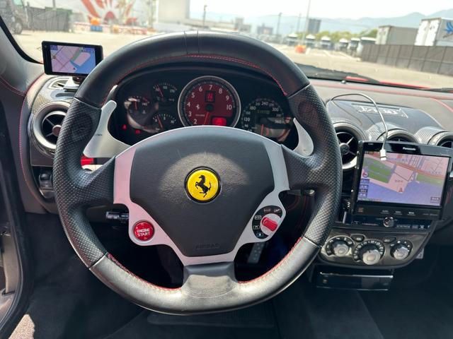 Ｆ４３０ Ｆ１　Ｄ車　左Ｈ　社外カーボンエアロ（Ｆ＆Ｓ＆Ｒ＆リアウイング）　カーボンインテリア　黒革　レッドステッチ　社外ナビＴＶ　Ｂカメラ　ＥＴＣ　１９ｉｎＡＷ　イエローキャリパー　スクーデリアフェラーリシールド（22枚目）