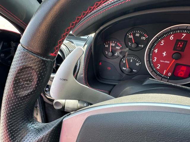 Ｆ４３０ Ｆ１　Ｄ車　左Ｈ　社外カーボンエアロ（Ｆ＆Ｓ＆Ｒ＆リアウイング）　カーボンインテリア　黒革　レッドステッチ　社外ナビＴＶ　Ｂカメラ　ＥＴＣ　１９ｉｎＡＷ　イエローキャリパー　スクーデリアフェラーリシールド（23枚目）