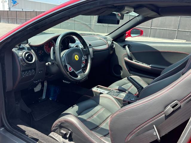 Ｆ４３０ Ｆ１　Ｄ車　左Ｈ　社外カーボンエアロ（Ｆ＆Ｓ＆Ｒ＆リアウイング）　カーボンインテリア　黒革　レッドステッチ　社外ナビＴＶ　Ｂカメラ　ＥＴＣ　１９ｉｎＡＷ　イエローキャリパー　スクーデリアフェラーリシールド（28枚目）