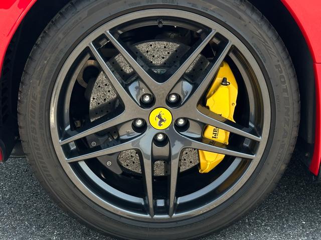 Ｆ４３０ Ｆ１　Ｄ車　左Ｈ　社外カーボンエアロ（Ｆ＆Ｓ＆Ｒ＆リアウイング）　カーボンインテリア　黒革　レッドステッチ　社外ナビＴＶ　Ｂカメラ　ＥＴＣ　１９ｉｎＡＷ　イエローキャリパー　スクーデリアフェラーリシールド（32枚目）