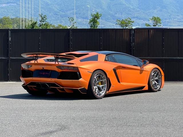 アヴェンタドール ＬＰ７００－４　ＡＲＡＮＣＩＯ　ＢＯＲＥＡＬＩＳ　パワークラフトマフラー　ガラスエンジンフード　カーボンリアウイング　Ｔ型カーボンエンジンカバー　フロントリフト　鍛造２０／２１ＡＷ　イエローキャリパー　パークセンサー（5枚目）