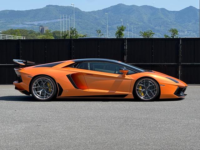 アヴェンタドール ＬＰ７００－４　ＡＲＡＮＣＩＯ　ＢＯＲＥＡＬＩＳ　パワークラフトマフラー　ガラスエンジンフード　カーボンリアウイング　Ｔ型カーボンエンジンカバー　フロントリフト　鍛造２０／２１ＡＷ　イエローキャリパー　パークセンサー（9枚目）