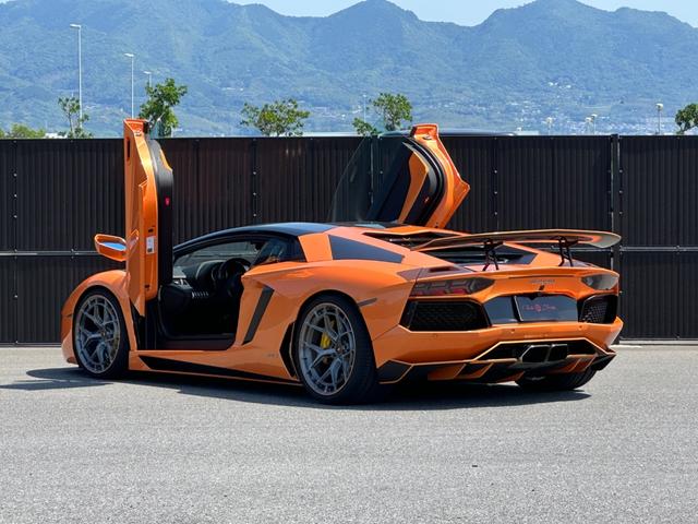 アヴェンタドール ＬＰ７００－４　ＡＲＡＮＣＩＯ　ＢＯＲＥＡＬＩＳ　パワークラフトマフラー　ガラスエンジンフード　カーボンリアウイング　Ｔ型カーボンエンジンカバー　フロントリフト　鍛造２０／２１ＡＷ　イエローキャリパー　パークセンサー（10枚目）