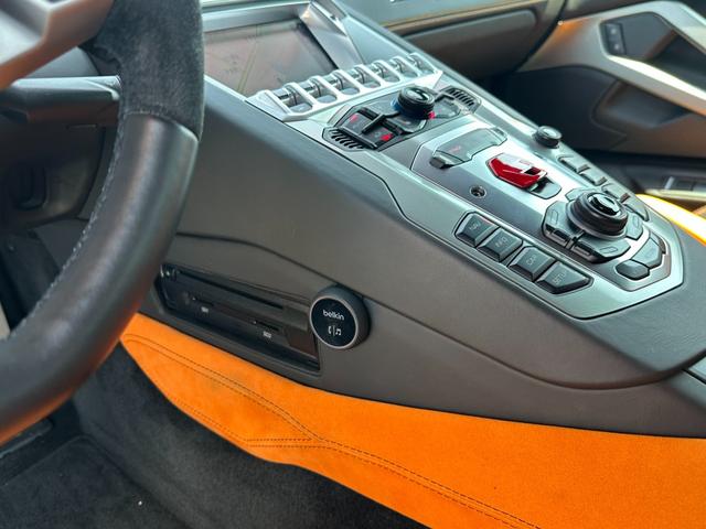 アヴェンタドール ＬＰ７００－４　ＡＲＡＮＣＩＯ　ＢＯＲＥＡＬＩＳ　パワークラフトマフラー　ガラスエンジンフード　カーボンリアウイング　Ｔ型カーボンエンジンカバー　フロントリフト　鍛造２０／２１ＡＷ　イエローキャリパー　パークセンサー（22枚目）