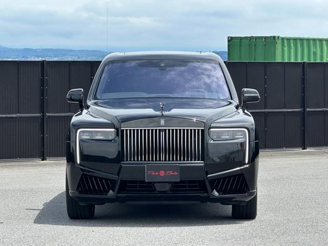 カリナン 　シリーズＩＩ　ブラックバッジ　パノラマＳＲ　鍛造２２ｉｎＡＷ　黒革ベンチレーションシート　全周囲カメラ　純正ナビＴＶ　エアサス　パワーバックドア　レッドキャリパー　ＨＵＤ　カーボンインテリア（11枚目）