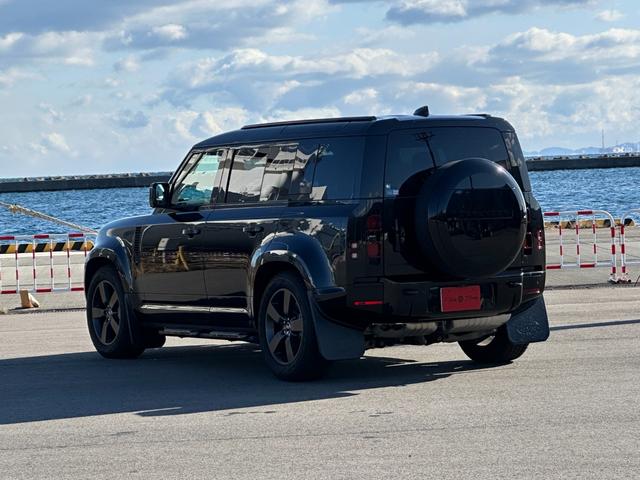 ディフェンダー １１０Ｘ－ダイナミックＨＳＥ　Ｄ３００　エアサスペンション＆ブラックエクステリア＆コールドクライメートパック　サイドステップ　スペアホイールカバー　パノラマルーフ　全周囲カメラ　１１．４型ナビ　ＭＥＲＩＤＩＡＮ　コンビレザー　ドラレコ（5枚目）