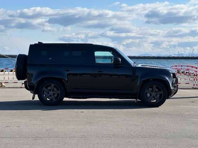 ディフェンダー １１０Ｘ－ダイナミックＨＳＥ　Ｄ３００　エアサスペンション＆ブラックエクステリア＆コールドクライメートパック　サイドステップ　スペアホイールカバー　パノラマルーフ　全周囲カメラ　１１．４型ナビ　ＭＥＲＩＤＩＡＮ　コンビレザー　ドラレコ（9枚目）