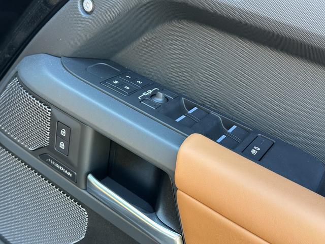 ディフェンダー １１０Ｘ－ダイナミックＨＳＥ　Ｄ３００　エアサスペンション＆ブラックエクステリア＆コールドクライメートパック　サイドステップ　スペアホイールカバー　パノラマルーフ　全周囲カメラ　１１．４型ナビ　ＭＥＲＩＤＩＡＮ　コンビレザー　ドラレコ（28枚目）