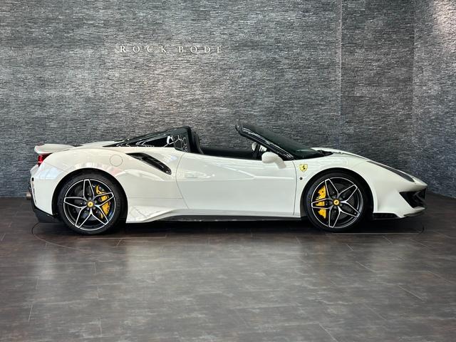 ４８８ピスタスパイダー 　カーボンエクステリア＆インテリア＆エンジンカバー　カーボンレーシングシート　サスペンションリフター　チタニウムエキゾースト　ダイアモンド鍛造２０ｉｎＡＷ　イエローキャリパー　イエローレブカウンター（9枚目）