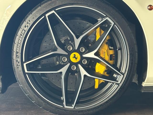 ４８８ピスタスパイダー 　カーボンエクステリア＆インテリア＆エンジンカバー　カーボンレーシングシート　サスペンションリフター　チタニウムエキゾースト　ダイアモンド鍛造２０ｉｎＡＷ　イエローキャリパー　イエローレブカウンター（13枚目）