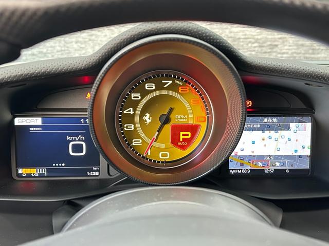 ４８８ピスタスパイダー 　カーボンエクステリア＆インテリア＆エンジンカバー　カーボンレーシングシート　サスペンションリフター　チタニウムエキゾースト　ダイアモンド鍛造２０ｉｎＡＷ　イエローキャリパー　イエローレブカウンター（15枚目）