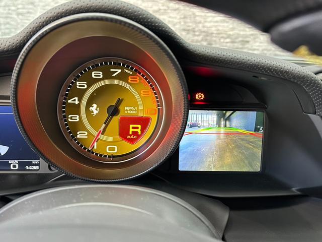 ４８８ピスタスパイダー 　カーボンエクステリア＆インテリア＆エンジンカバー　カーボンレーシングシート　サスペンションリフター　チタニウムエキゾースト　ダイアモンド鍛造２０ｉｎＡＷ　イエローキャリパー　イエローレブカウンター（18枚目）